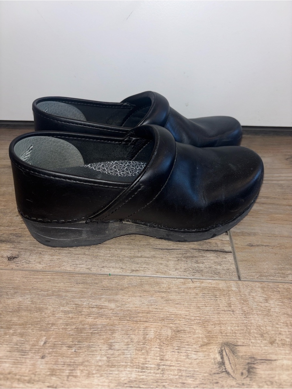 Dansko Black Leather Slip-On Clogs Size 39 Wide - Picture 4 of 6